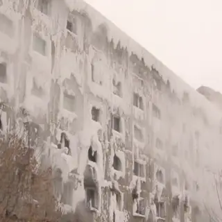 Insólito: Prédio congela na Rússia com moradores lá dentro