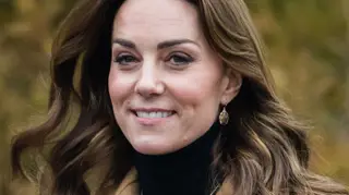 Eis a máscara digna de realeza que Kate Middleton usou em visita oficial e que já esgotou