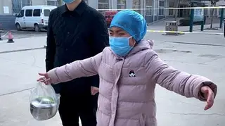 Coronavírus: momento entre enfermeira e filha a imitar abraço na zona de quarentena comove Internet