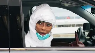Coronavírus: Naomi Campbell toma medidas drásticas e surpreende seguidores com o seu "look" para viajar de avião