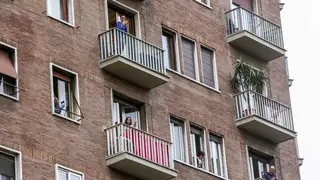 Covid-19: Obrigados a ficar em casa, vizinhos jogam bingo à janela