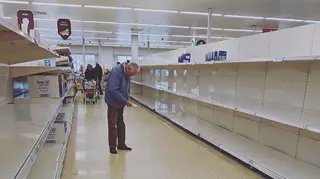 Coronavírus: Imagem de idoso em supermercado vazio corre o mundo