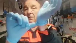 Não sabe como retirar corretamente as luvas descartáveis? Este paramédico ensina-lhe