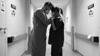 Coronavírus: Fotografia de dois profissionais de saúde emociona o país