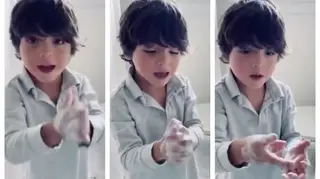 Menino de seis anos mostra forma (muito) divertida de lavar as mãos
