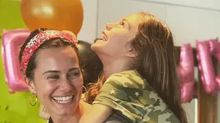 Cláudia Vieira mostra-se muito satisfeita com o novo visual da filha mais velha