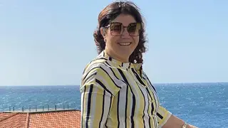 Dolores Aveiro surpreende na piscina com fato de banho fluorescente