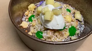 Aprenda a fazer tarte de maçã invertida com cremoso de cardamomo e gel de bergamota