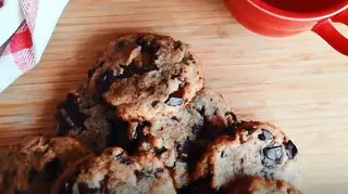 Aprenda a fazer cookies de manteiga noisette e chocolate 70%