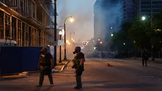 Atingidos por tasers e retirados à força do carro: o vídeo de dois estudantes que se tornou viral