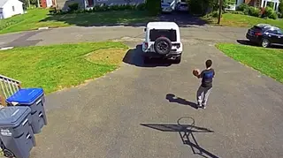 Enquanto brincava, Eliah escondeu-se de um carro da polícia. O motivo é desolador