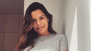 Prestes a ser mãe, Diana Pinto exibe 'barrigão' na praia: "É assim que estamos"