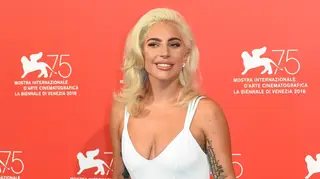 Lady Gaga 'esquece' as calças em passeio com namorado