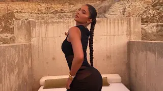 Kylie Jenner exibe curvas sensuais em pleno deserto