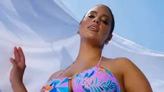 Ashley Graham recusa edição nas imagens e exibe orgulhosamente as estrias: "O meu novo corpo de mãe"