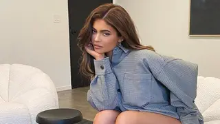 Kylie Jenner celebra aniversário em corpete de cristais