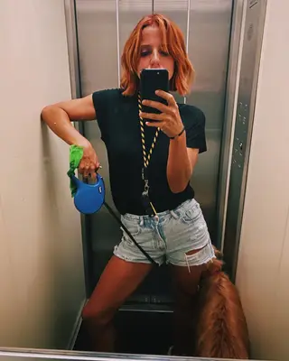 A atriz optou por um look mais curto.