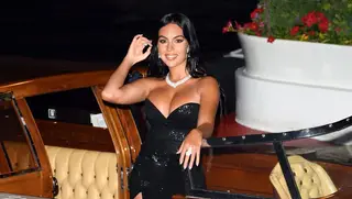 Diamantes, brilho e um decote que não deixou ninguém indiferente: Os pormenores do terceiro ‘look’ de Georgina em Veneza