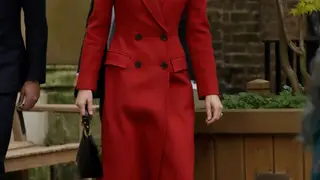 Kate Middleton deslumbra com look igual ao de princesa Diana