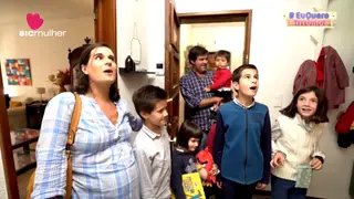 Rita, João e os 6 filhos ficam surpreendidos com o resultado final do hall de entrada: "Está espetacular!"