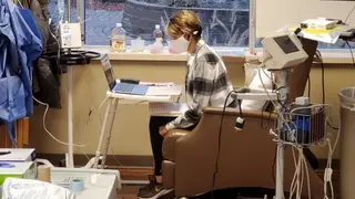 Professora continua a dar aulas virtuais enquanto faz quimioterapia: "É como uma fatia de normalidade num ambiente anormal"