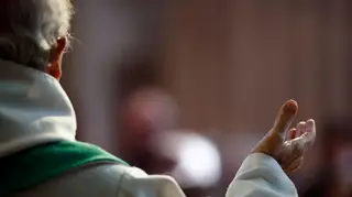 Sacerdote causa polémica ao arrancar máscara da cara de mulher durante festa cristã: "É um absurdo"