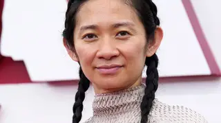 Chloé Zhao marca passadeira vermelha dos Óscares ao surgir sem maquilhagem e de ténis