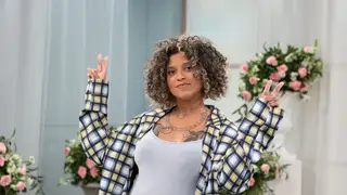 Sem pudores, Blaya exibe barriga de grávida em roupa interior