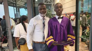 Professor fica descalço para aluno receber o seu diploma: "Dei-lhe os meus sapatos. Eram dois tamanhos acima"