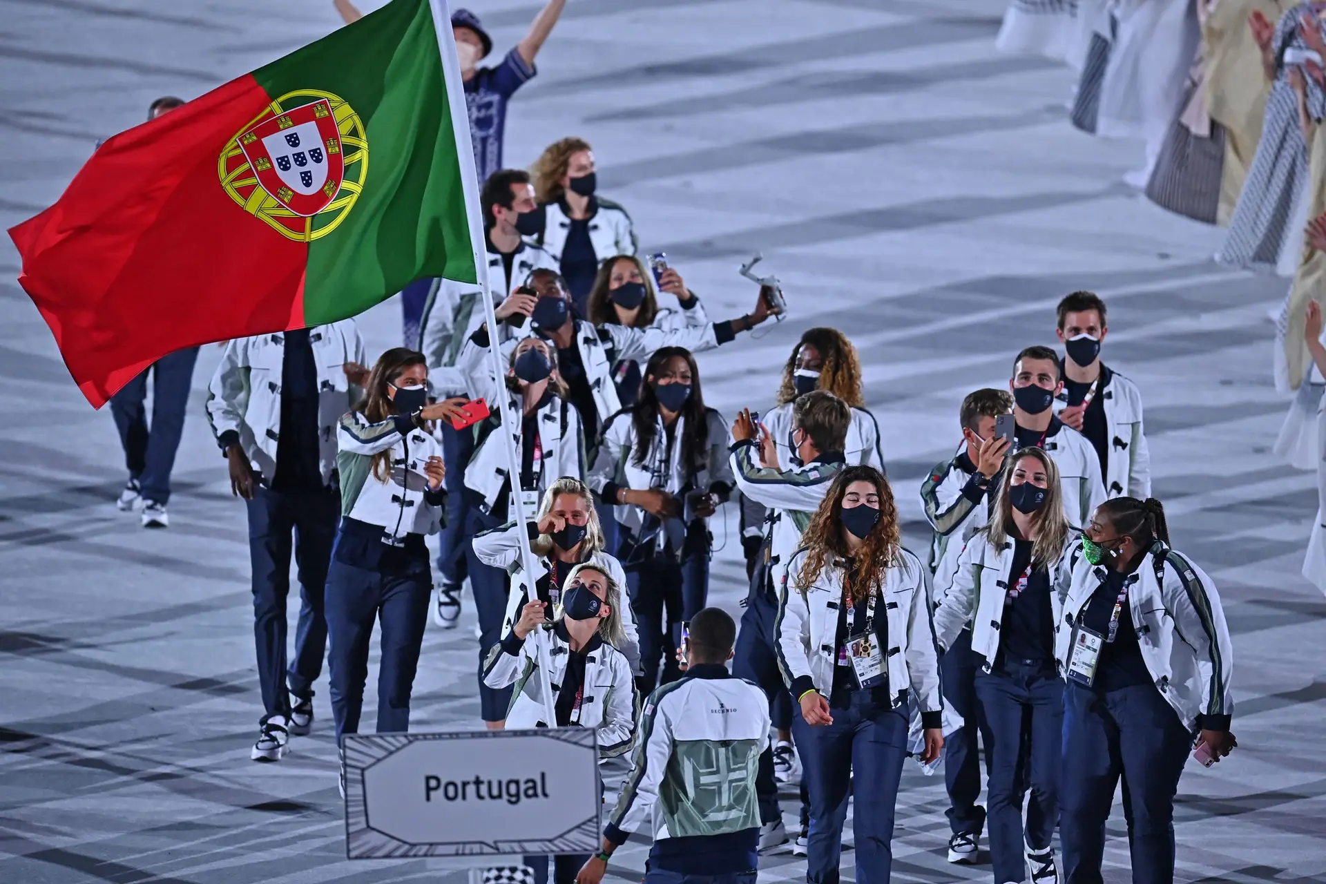 Entrada Efusiva Da Comitiva Portuguesa Na Cerimonia De Abertura Dos Jogos Olimpicos Torna Se Viral Sic Mulher