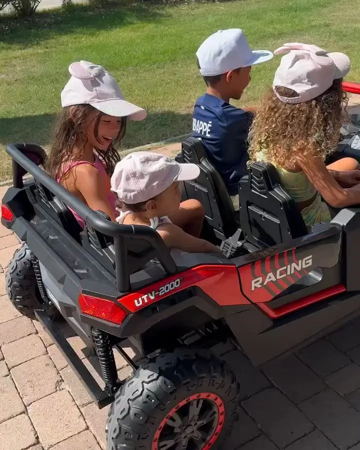 Georgina Rodríguez mostra Mateo a conduzir carro de brincar e a levar as irmãs a passear