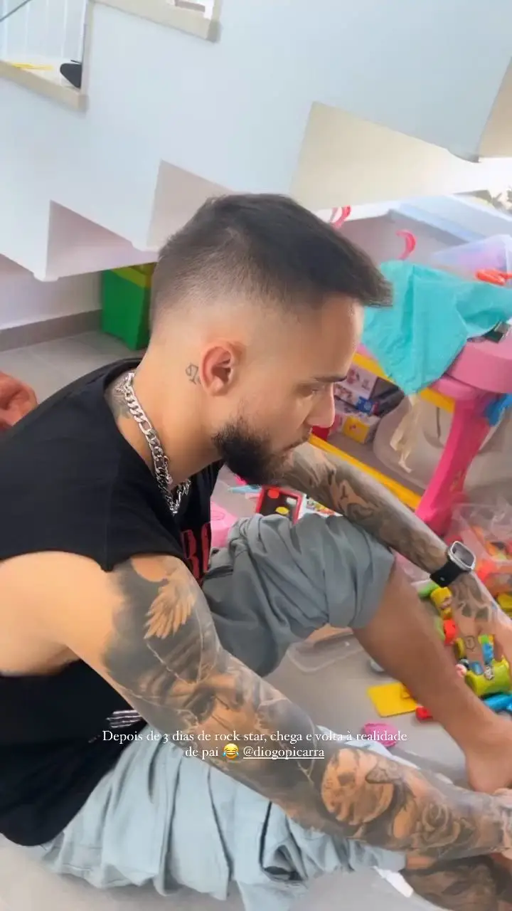 Azul e rosa! Diogo Piçarra tem as unhas (mãos e pés) pintadas pela filha de 3 anos