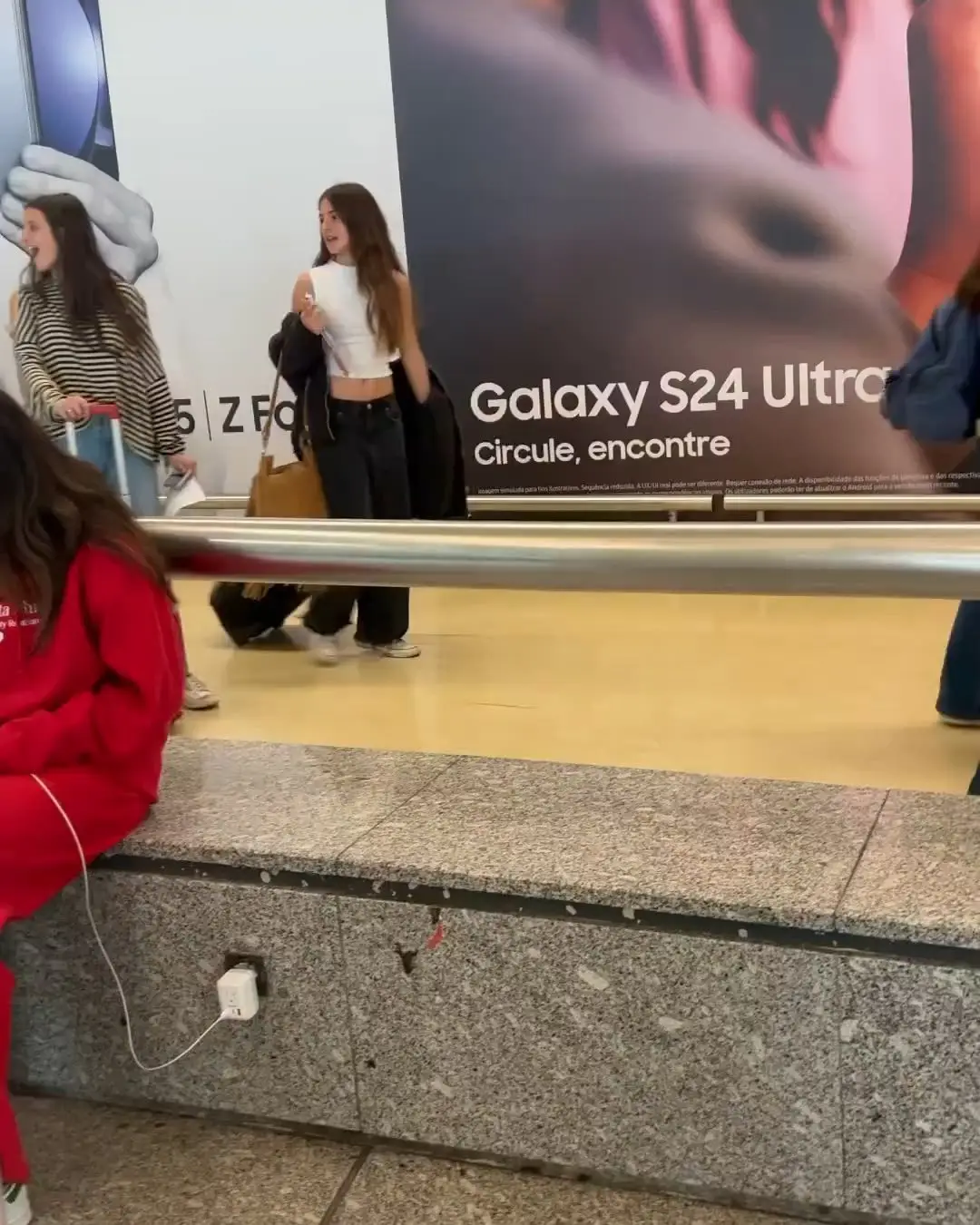 Carolina Carvalho em lágrimas ao ser surpreendida pelo filho no aeroporto