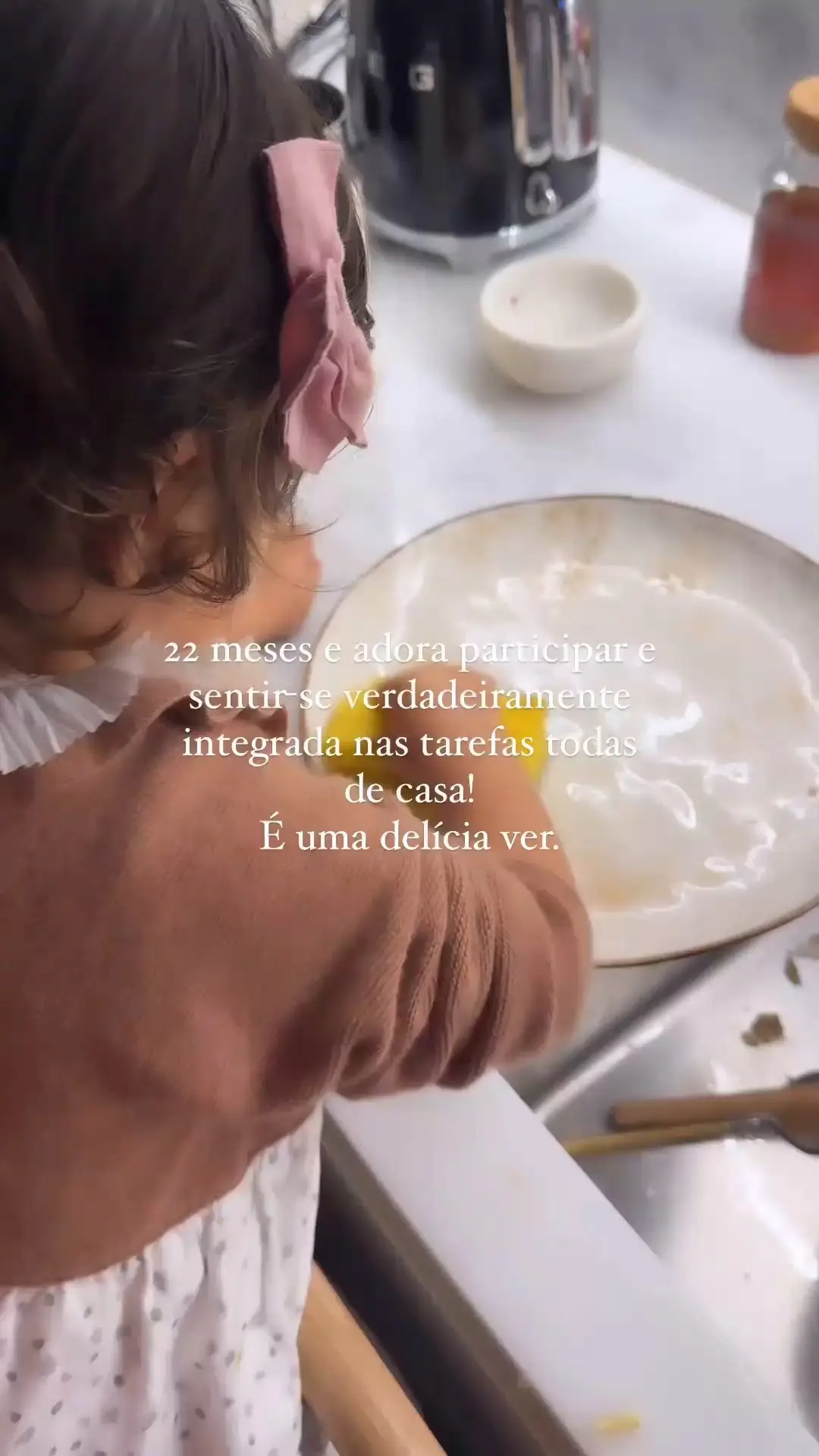 Com 2 anos, filha de Catarina Gouveia já ajuda nas tarefas domésticas: “Adora participar”