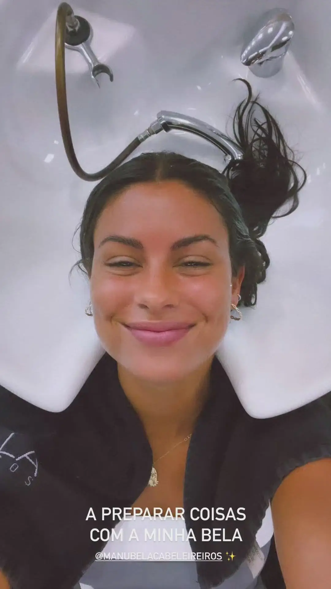 Cabelo comprido e em tons mais escuros – Carolina Loureiro renova visual