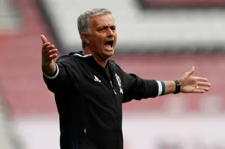 Mourinho estreia-se no United com vitória por 2-0 sobre o Wigan Athletic