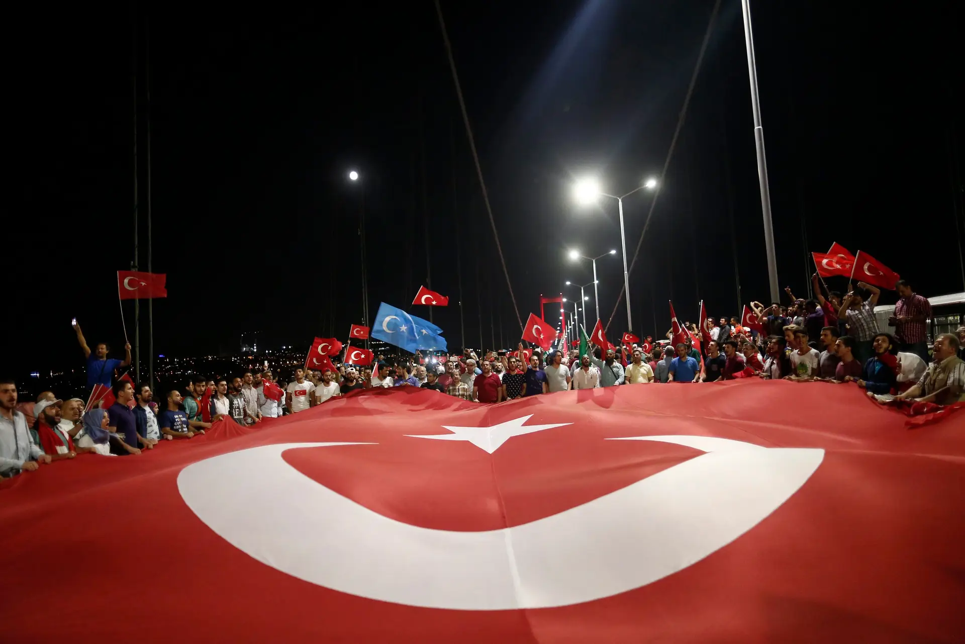 Milhares de turcos na rua para apoiar Erdogan