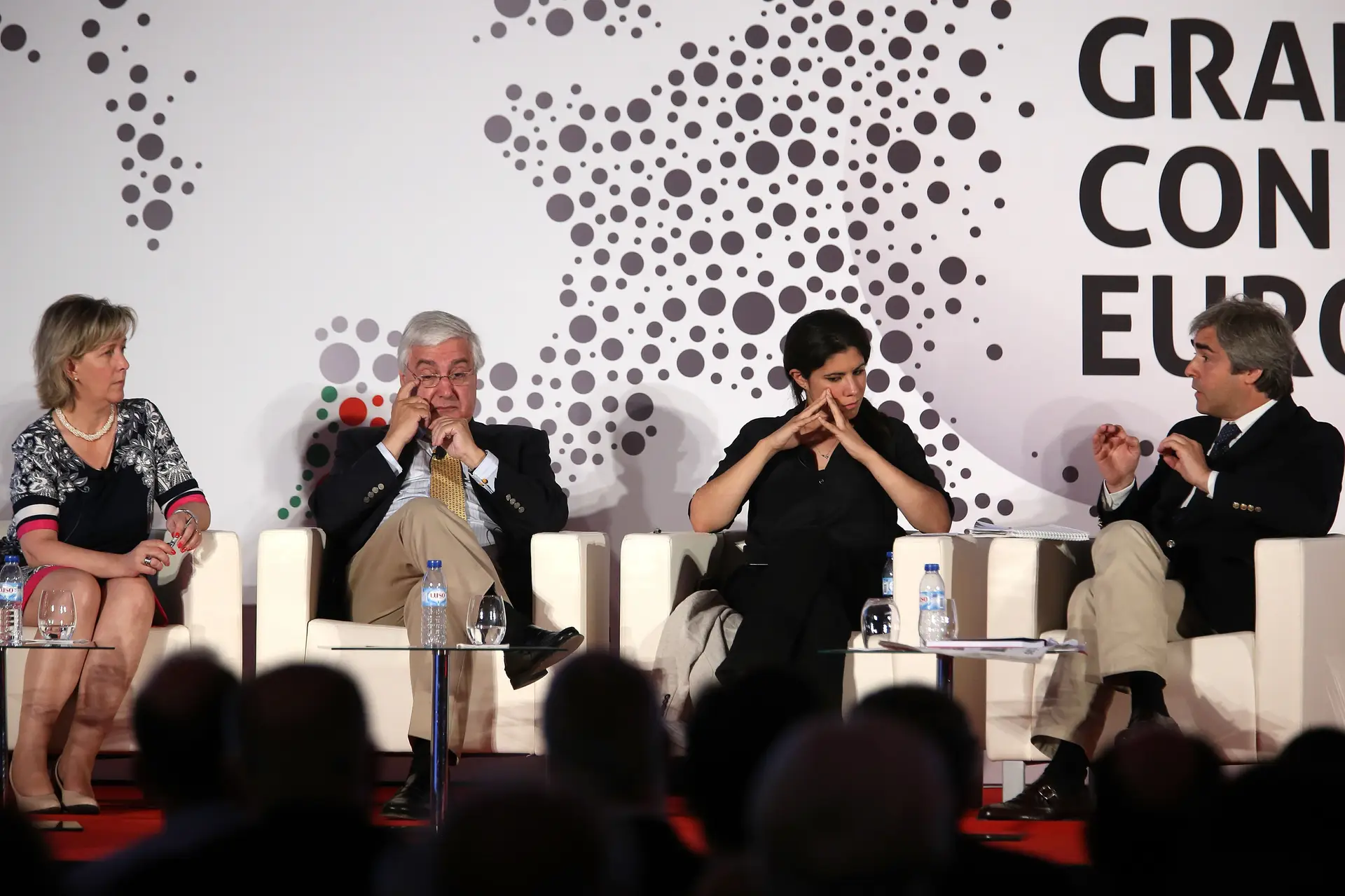 Governo está a lidar com sistema financeiro de forma "muitíssimo perigosa"