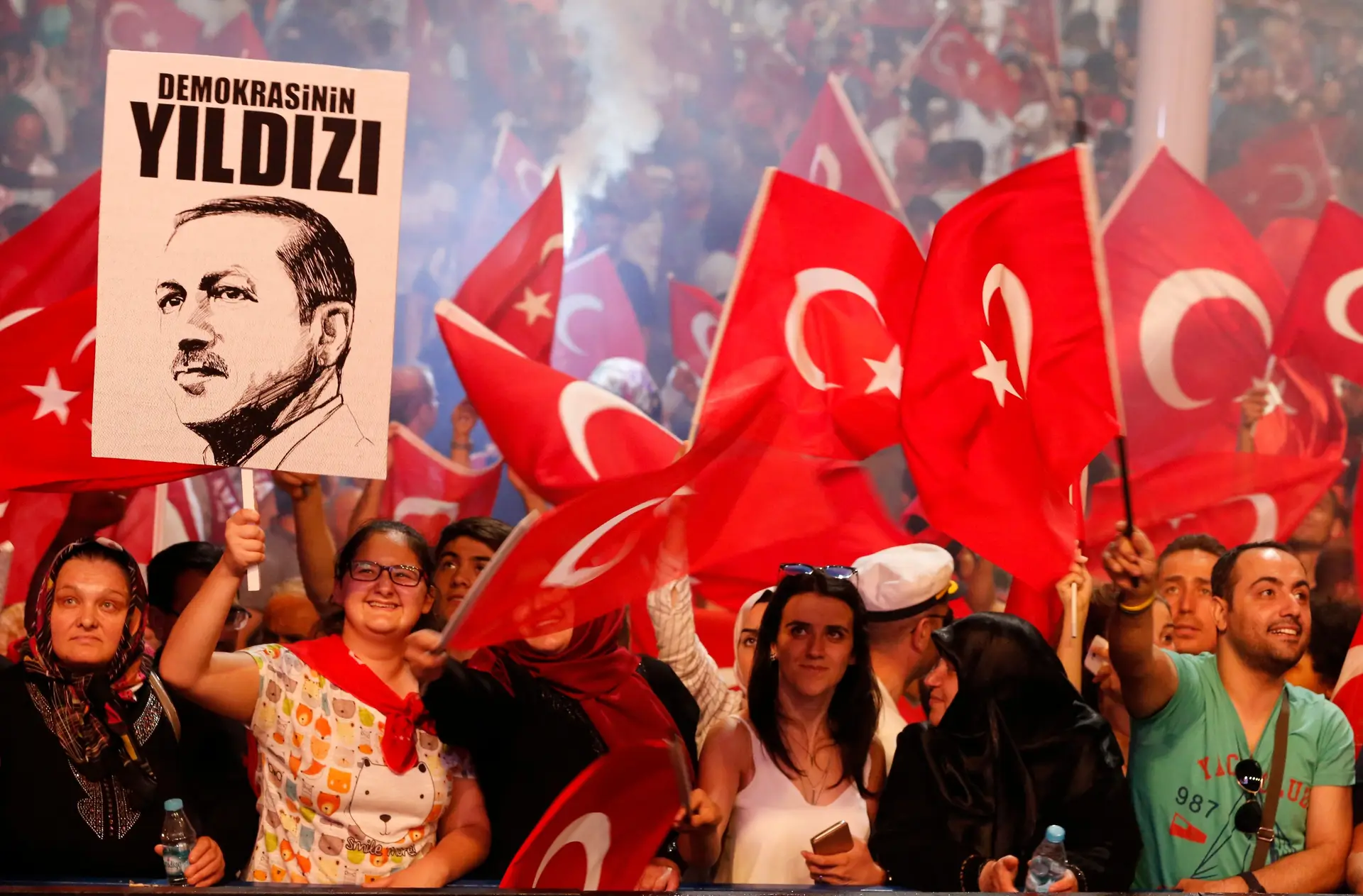 Milhares de pessoas manifestaram esta noite o apoio ao Presidente Erdogan, uma longa marcha que percorreu vários pontos da cidade de Istambul. 