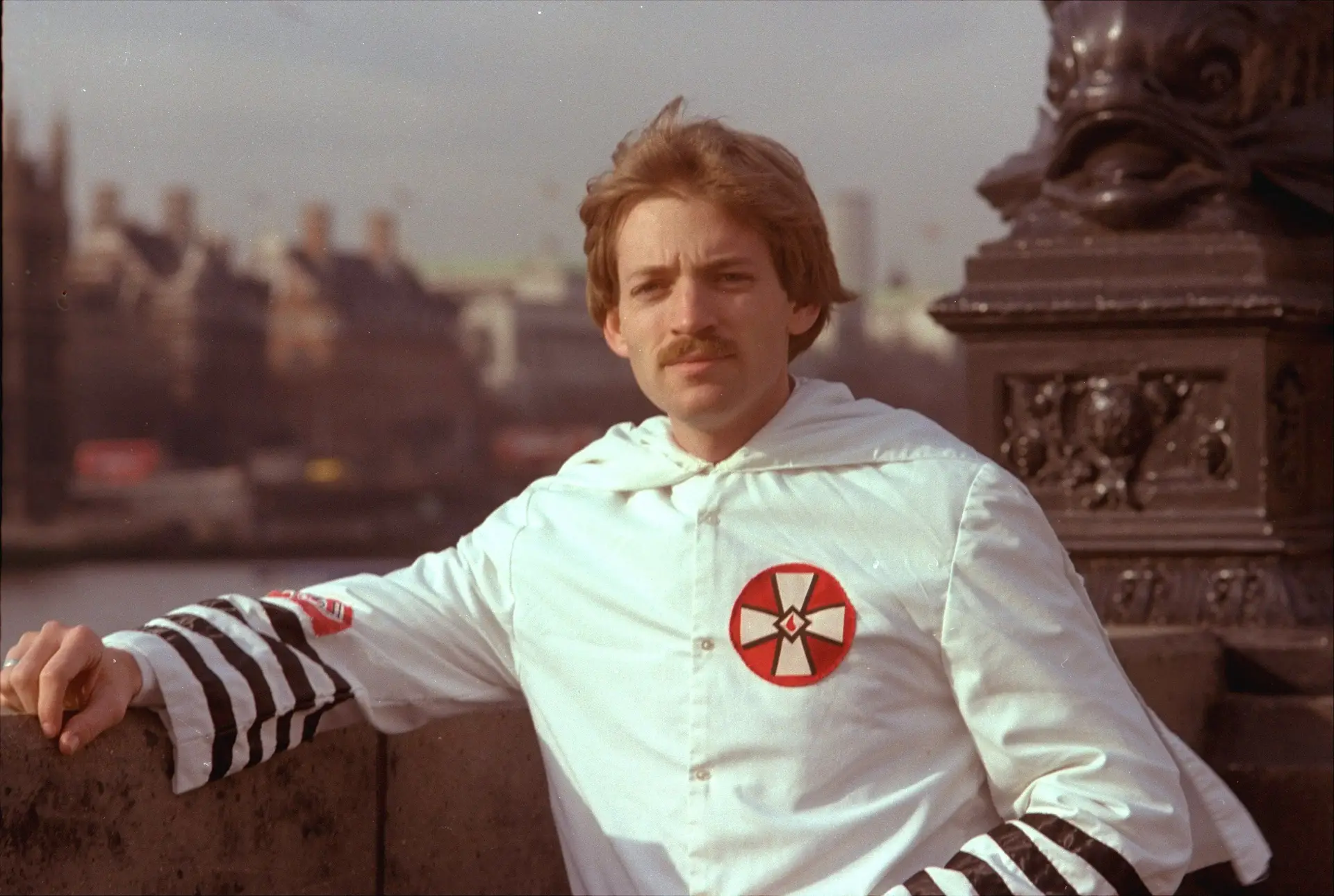 David Duke em 1978, com o traje do KKK