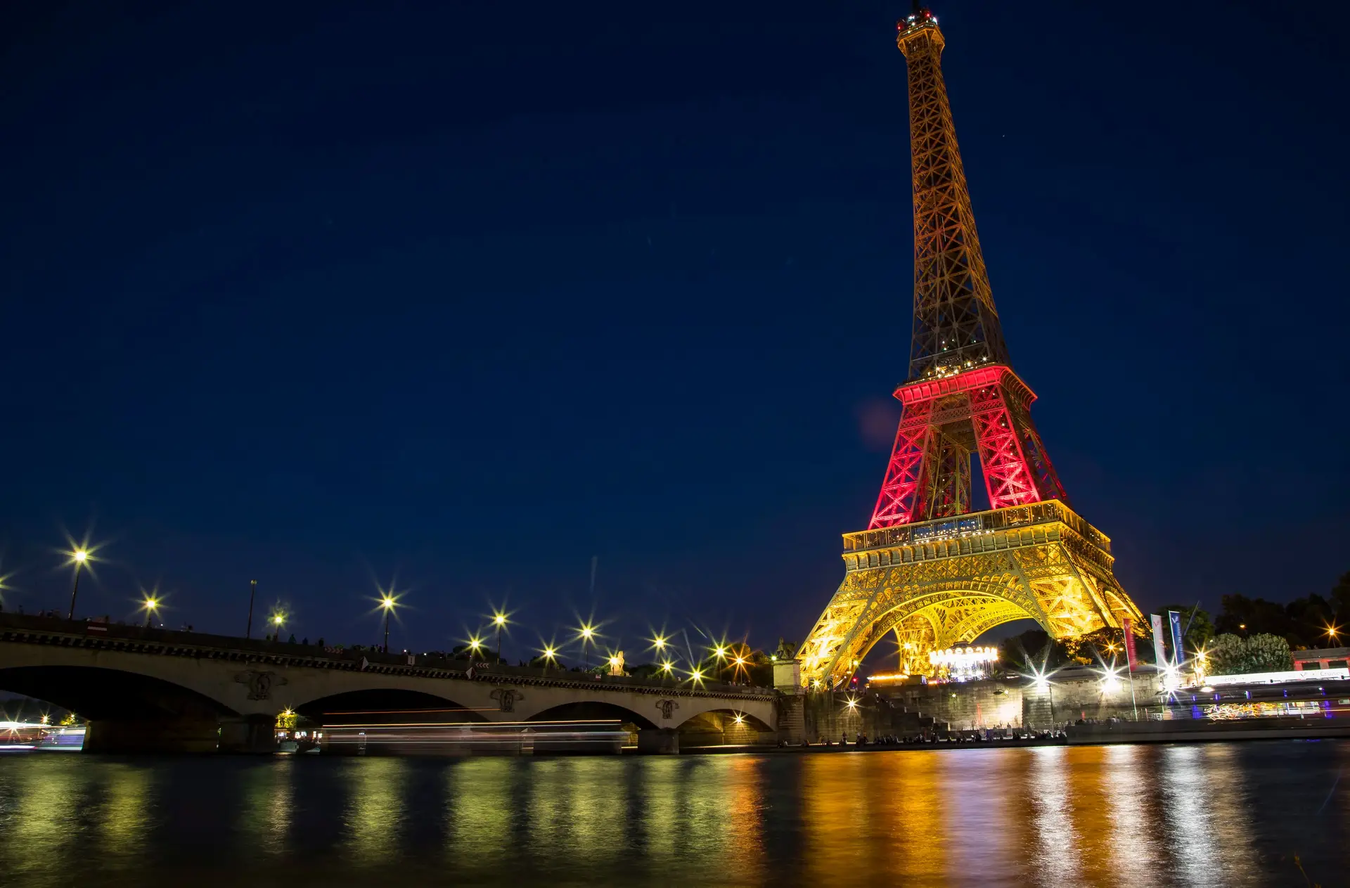 Torre Eiffel veste bandeira alemã pelas vítimas de Munique