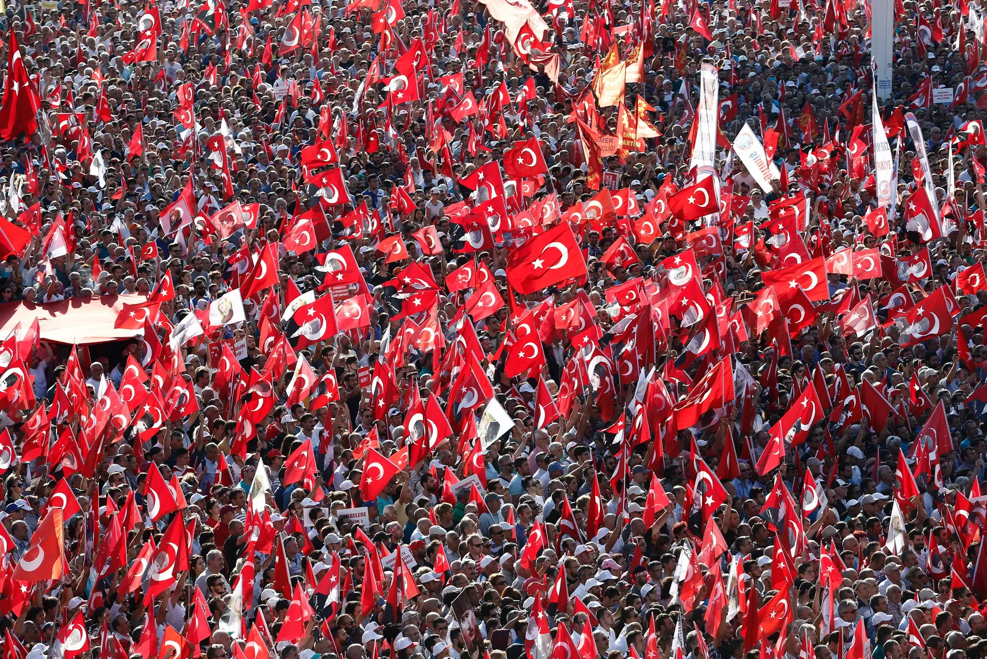Turquia acusa UE de "encorajar" golpistas