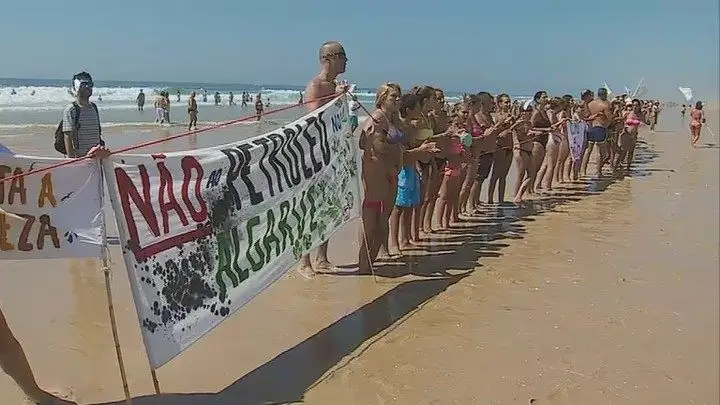 Cordão humano contra exploração de petróleo na Ilha de Tavira