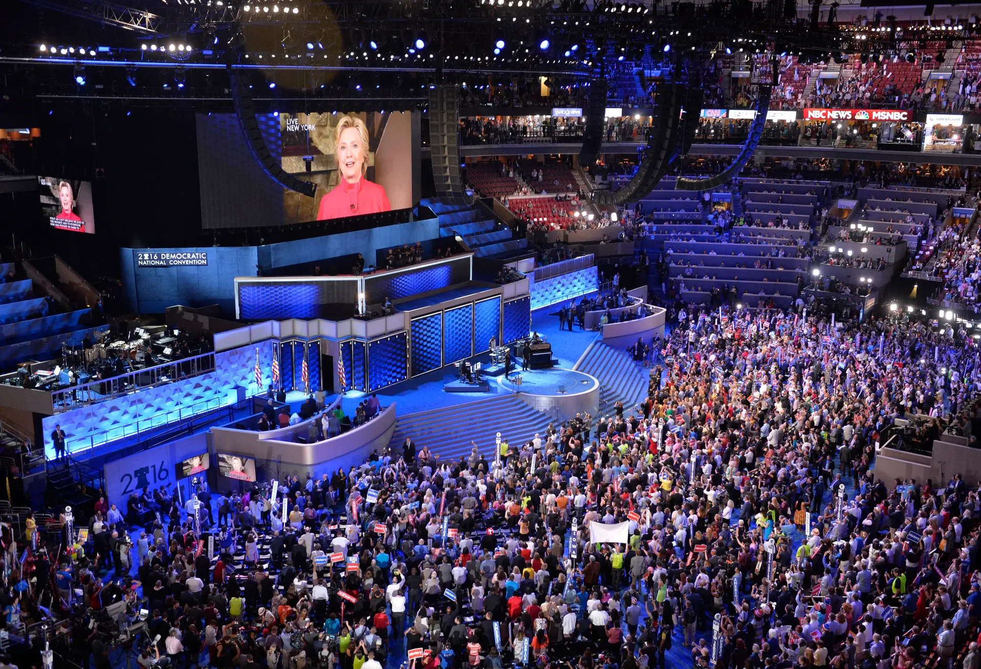 Apoiantes e adversários reagiram no Twitter a discurso de Hillary Clinton