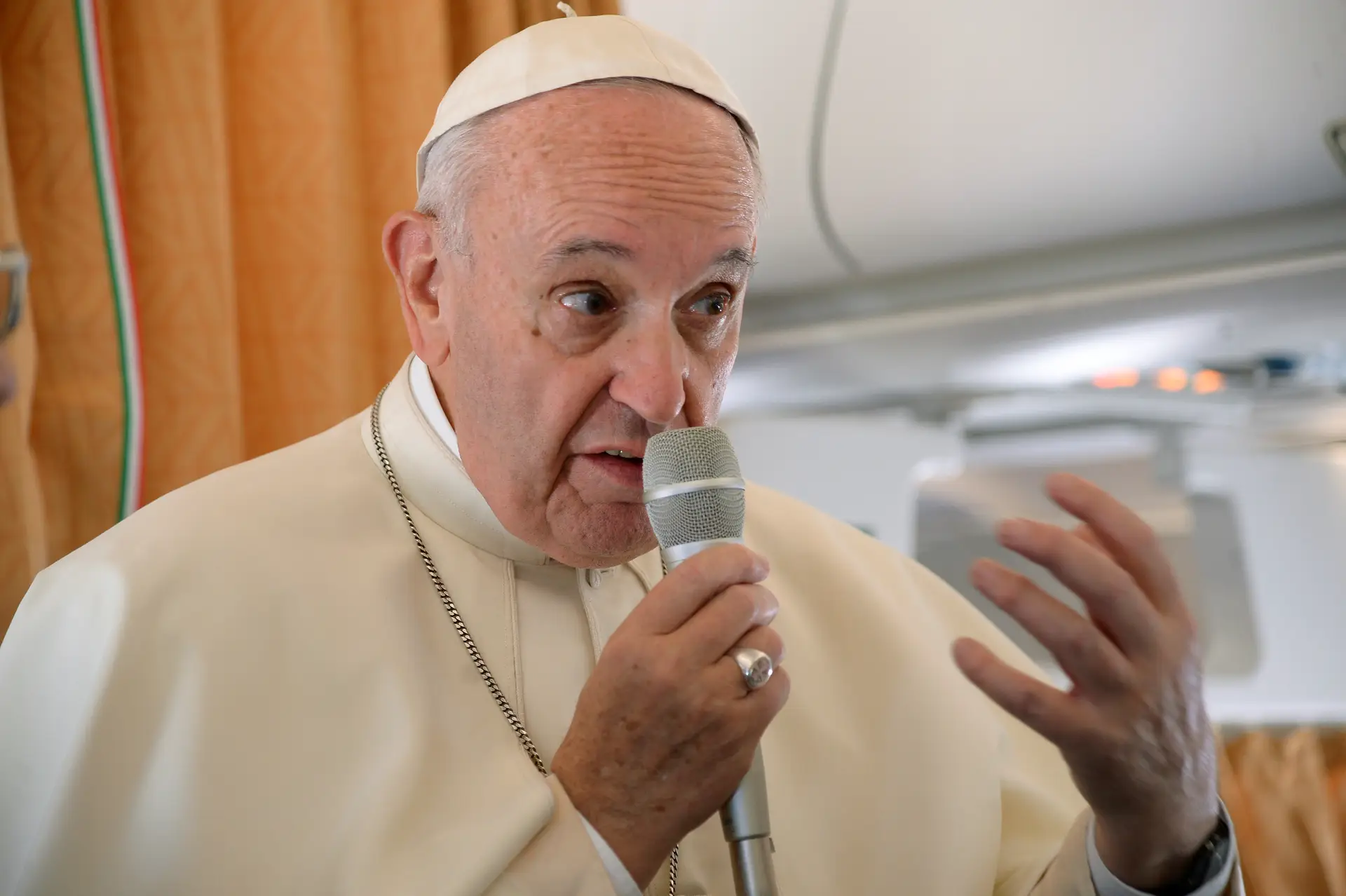 Papa afirma que "mundo está em guerra", mas não de religiões