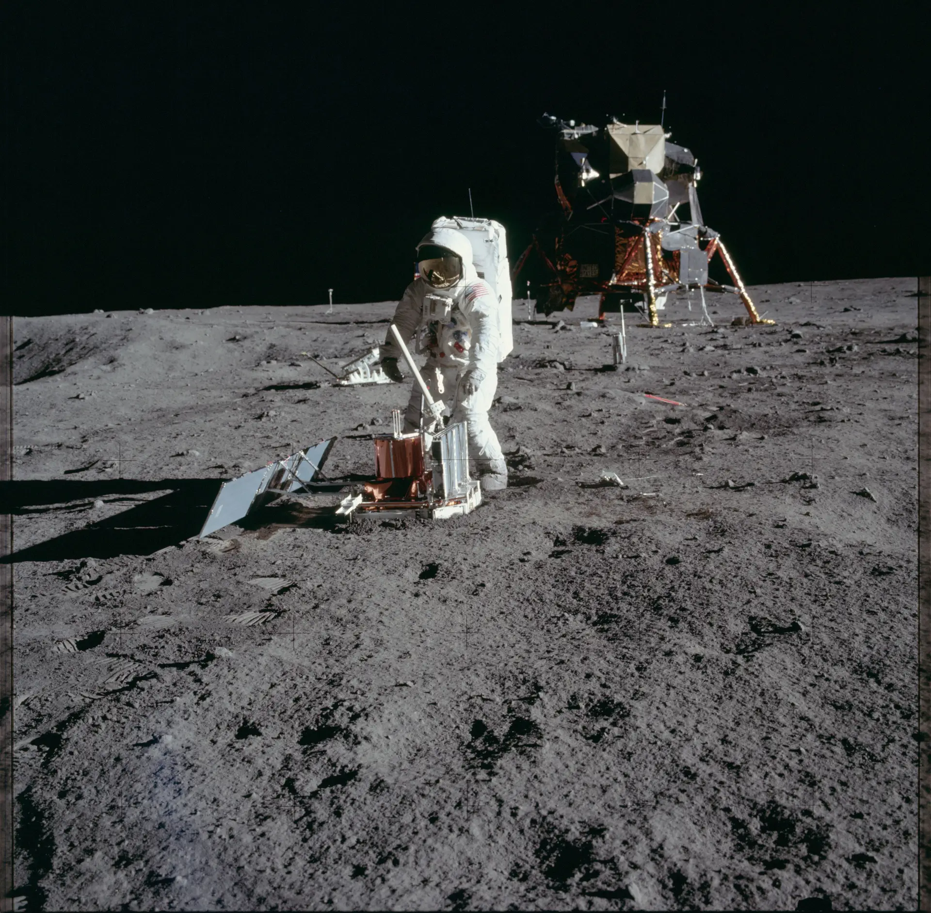 Astronauta Edwin E. Aldrin Jr. coloca o módulo científico em solo lunar, 20 de julho de 1969.