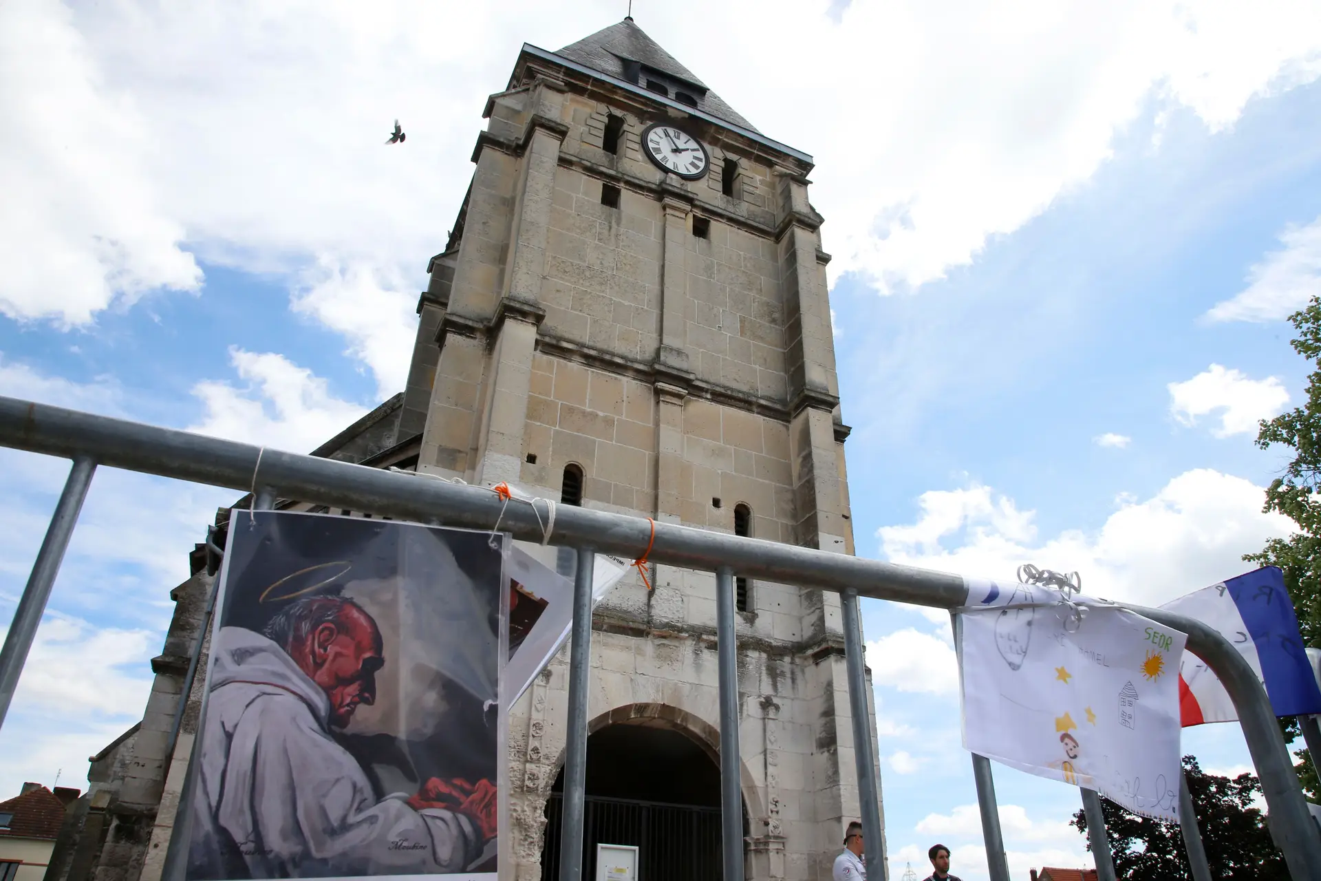 Muçulmanos de França convidados para homenagem a padre assassinado