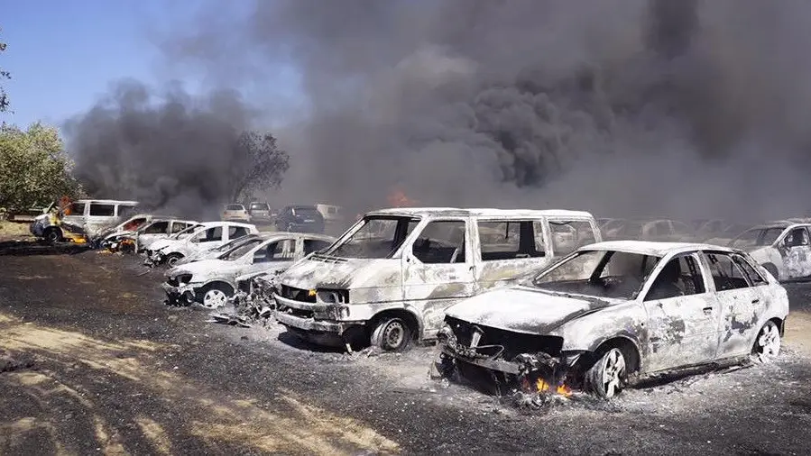 Alguns dos carros destruídos, numa foto partilhada na rede social Facebook.