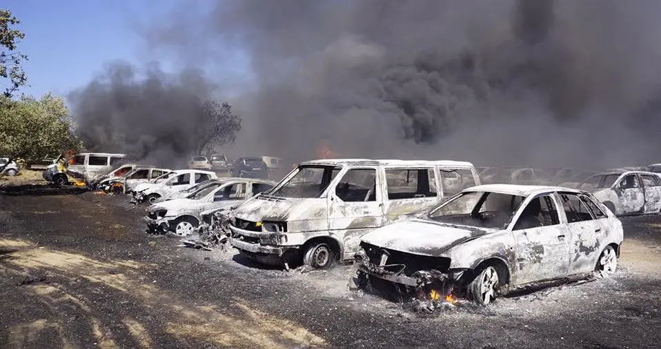 Alguns dos carros destruídos, numa foto partilhada na rede social Facebook.