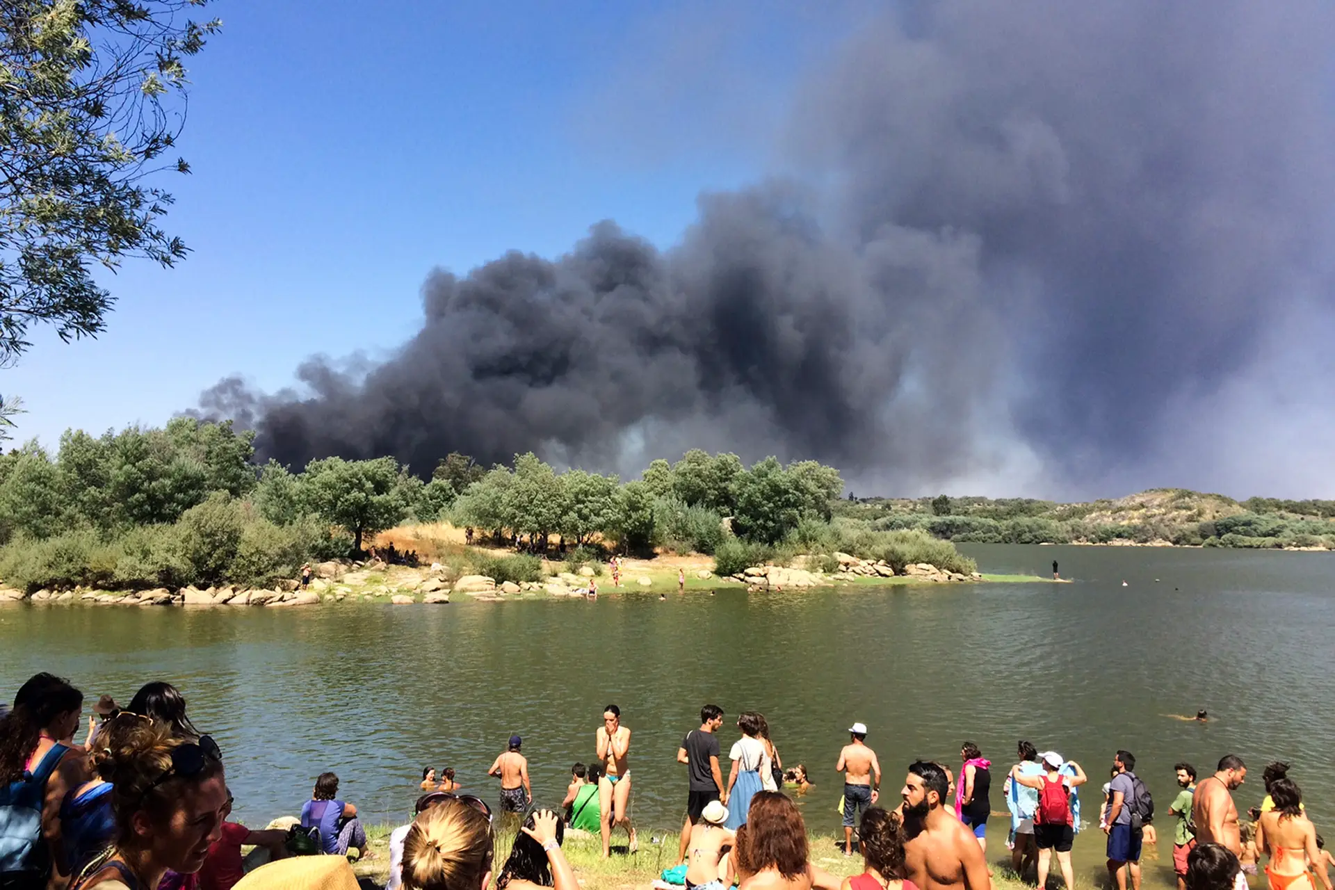Participantes regressam ao recinto do festival "Andanças" após incêndio
